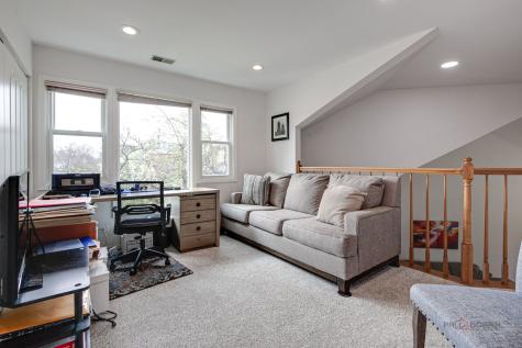 212 Willow Parkway Buffalo Grove IL 60089