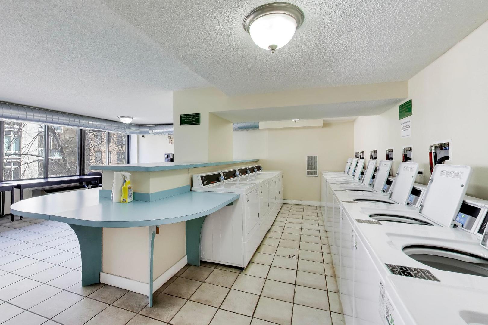 2754 North Hampden Court Chicago IL 60614