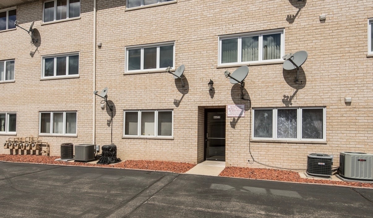 6655 West 64th Place Chicago IL 60638