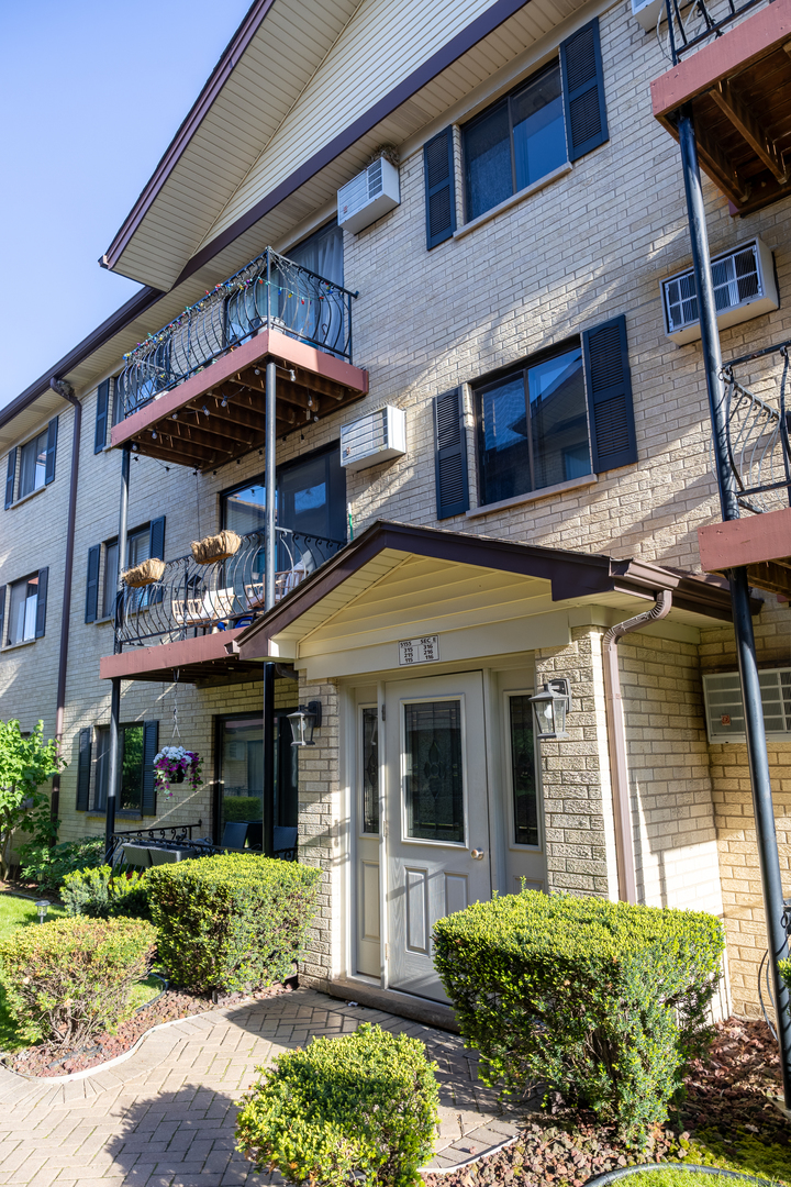 5155 North East River Road Chicago IL 60656