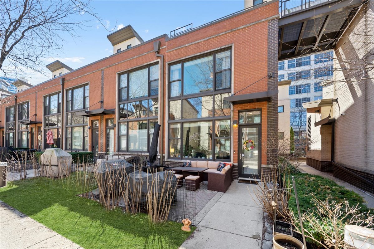 930 North Howe Street Chicago IL 60610