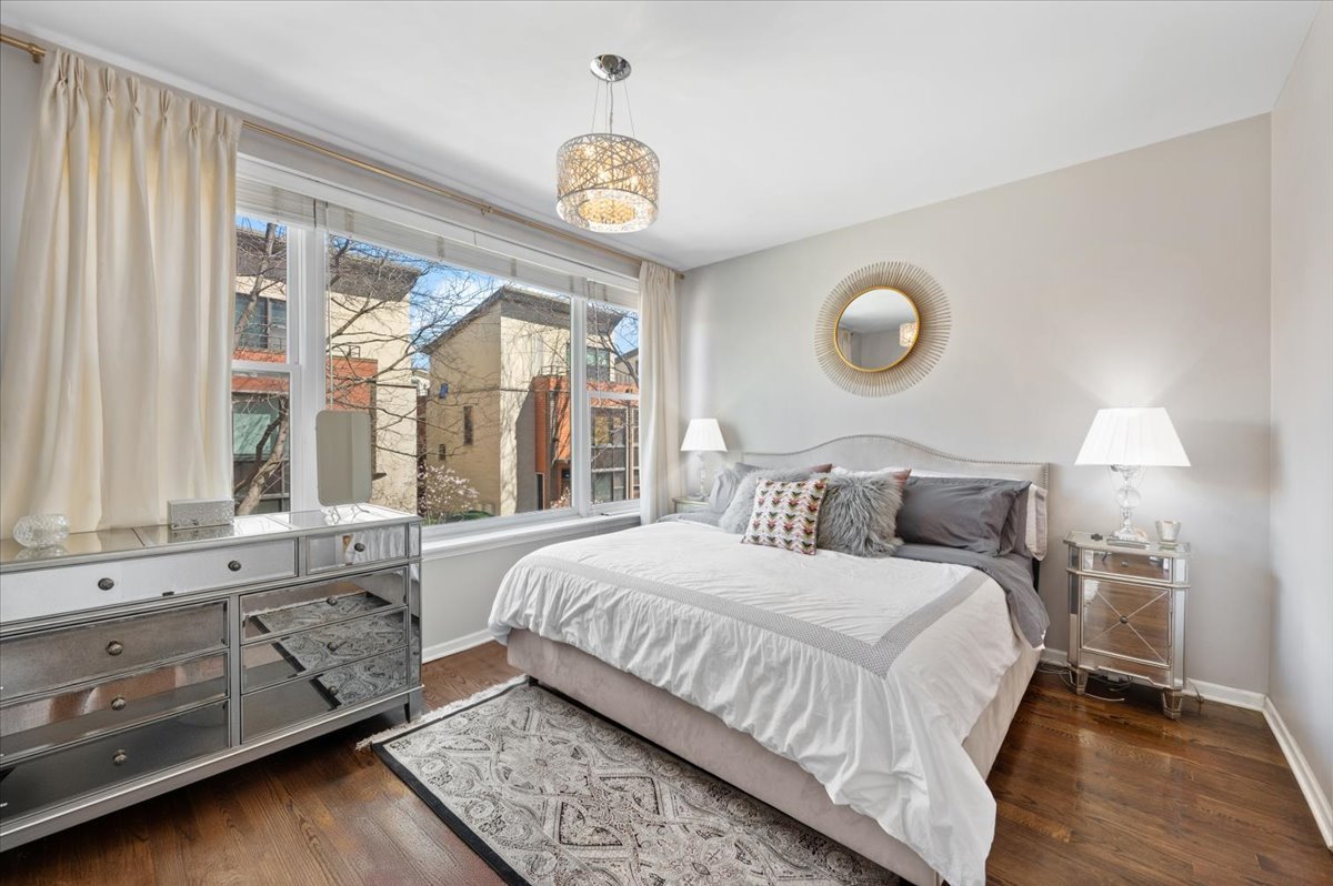 930 North Howe Street Chicago IL 60610
