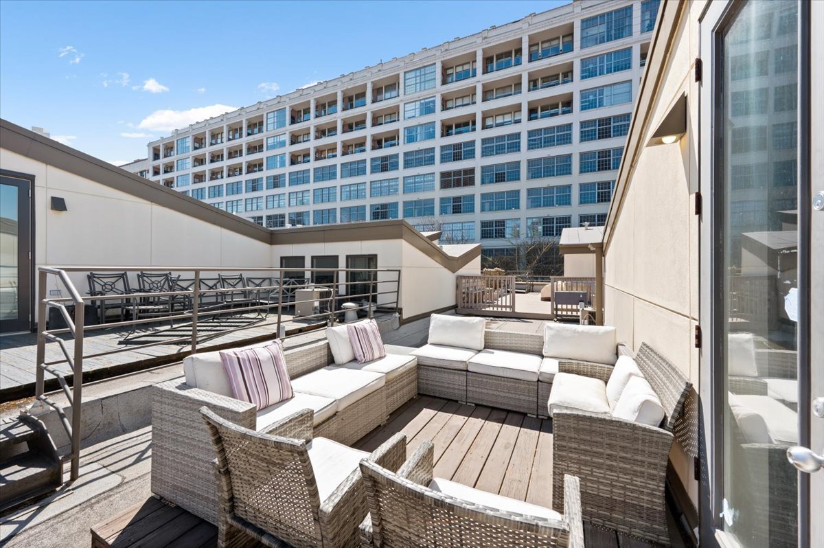 930 North Howe Street Chicago IL 60610
