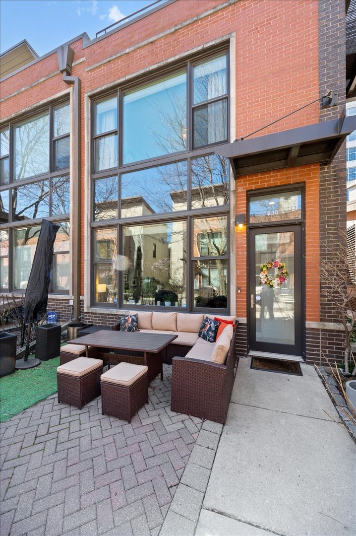 930 North Howe Street Chicago IL 60610