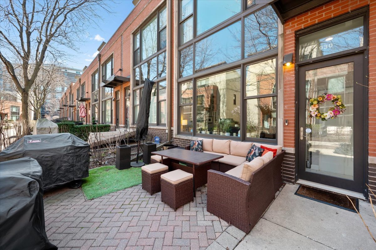 930 North Howe Street Chicago IL 60610