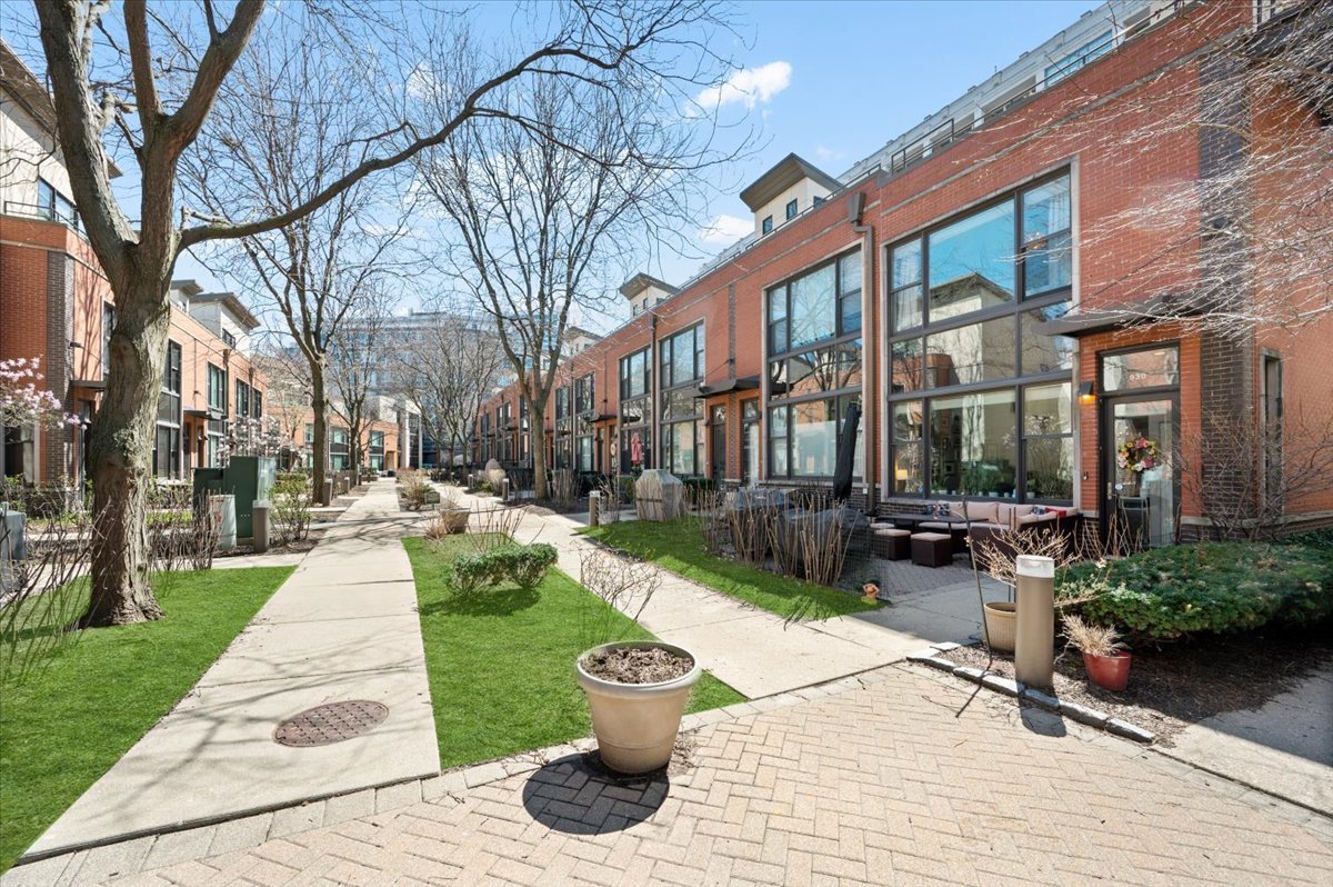 930 North Howe Street Chicago IL 60610
