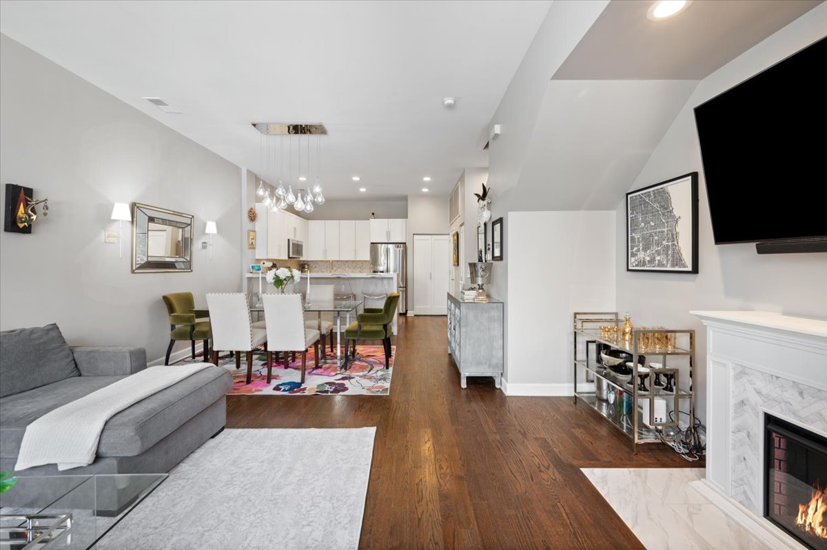 930 North Howe Street Chicago IL 60610