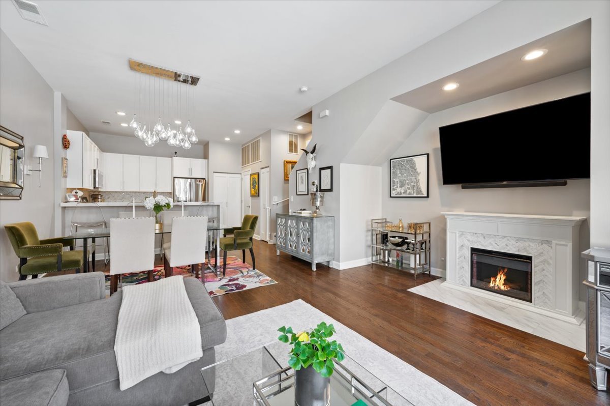 930 North Howe Street Chicago IL 60610