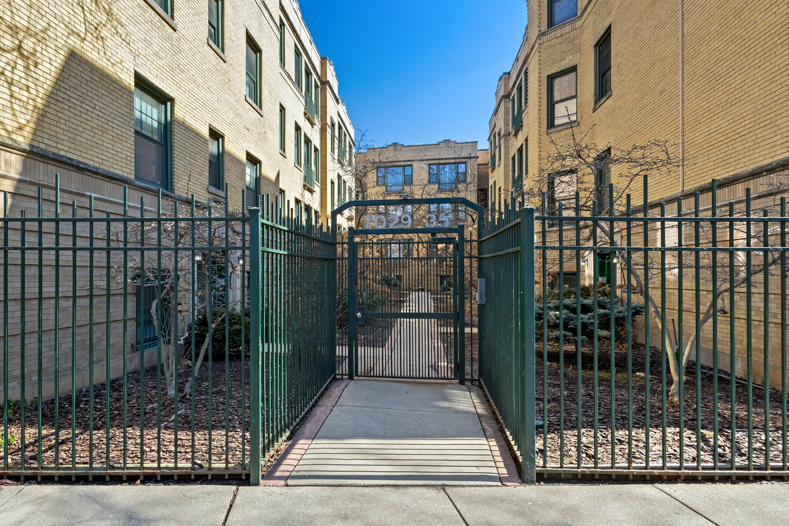 7035 North Sheridan Road Chicago IL 60626