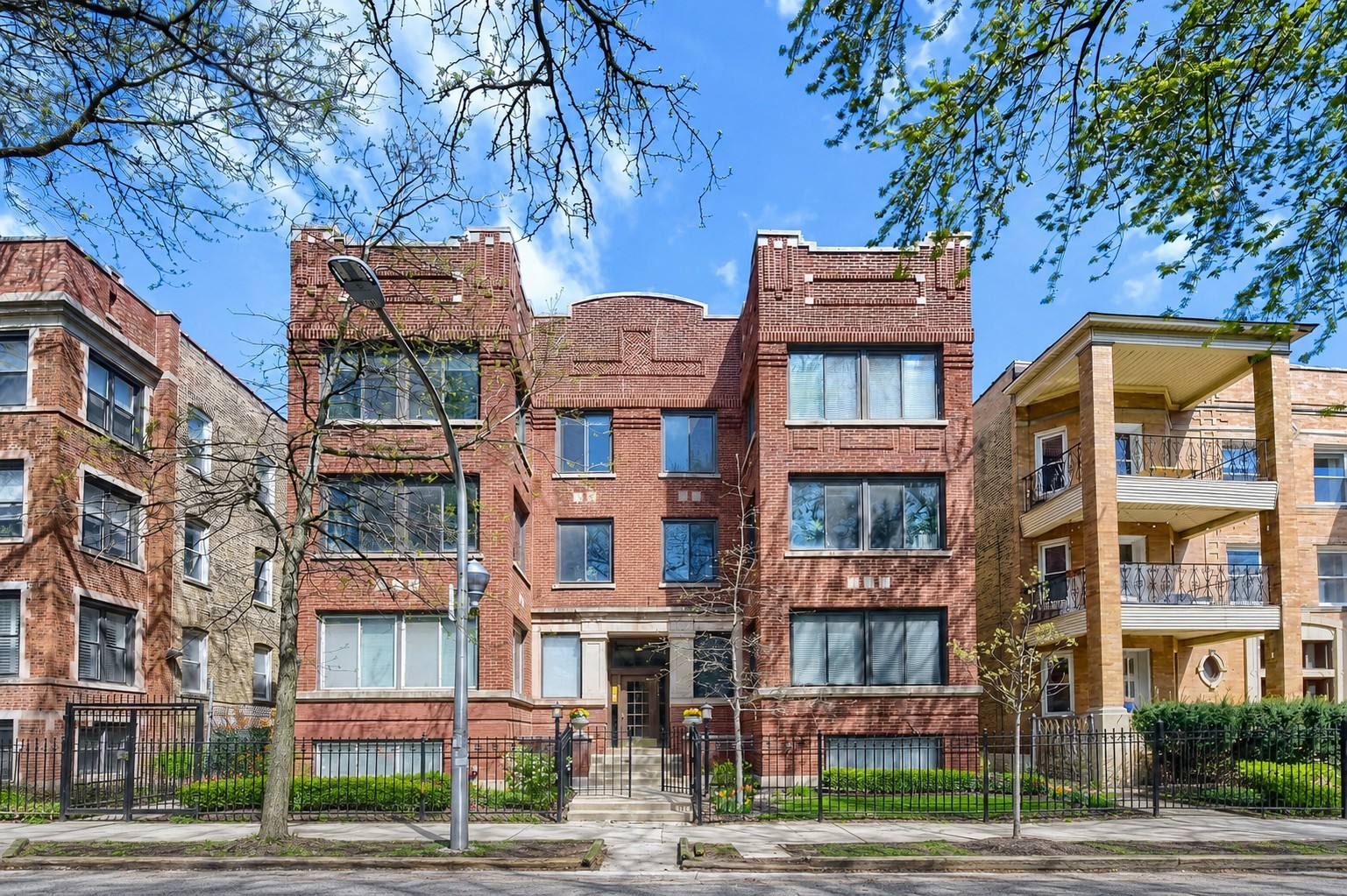 942 West Belle Plaine Avenue Chicago IL 60613