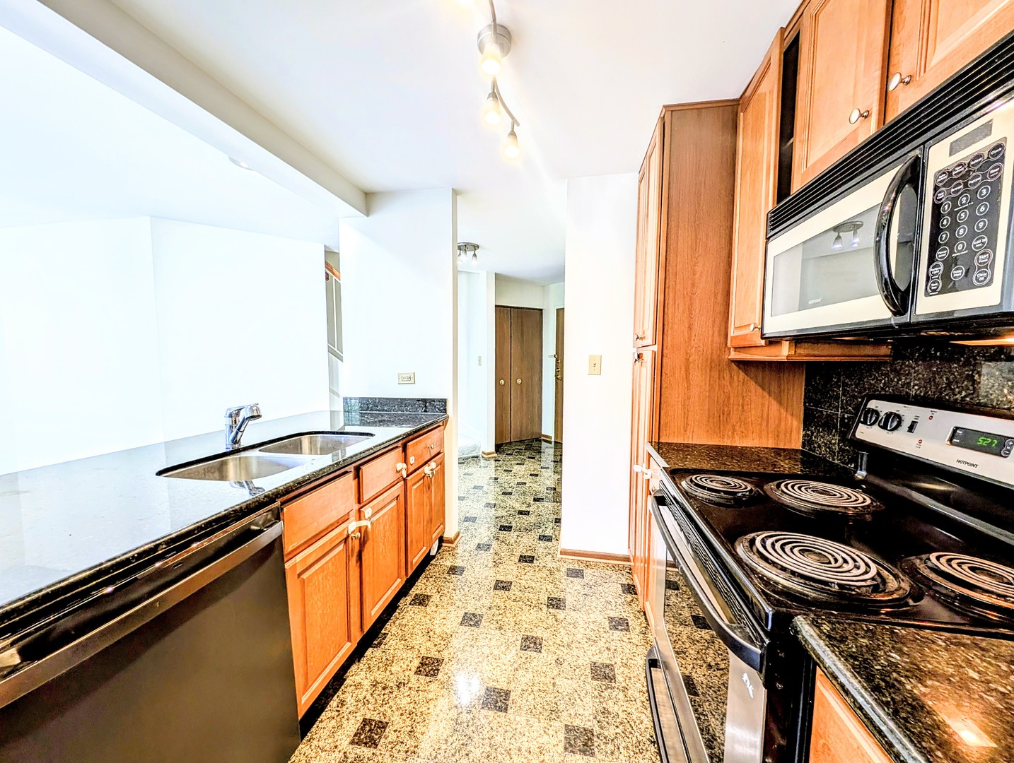 1751 Sleepy Hollow Court Schaumburg IL 60195