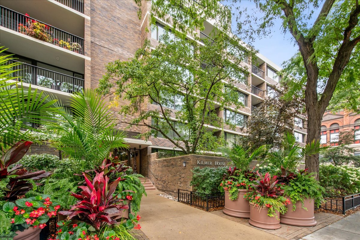 1555 North Sandburg Terrace Chicago IL 60610
