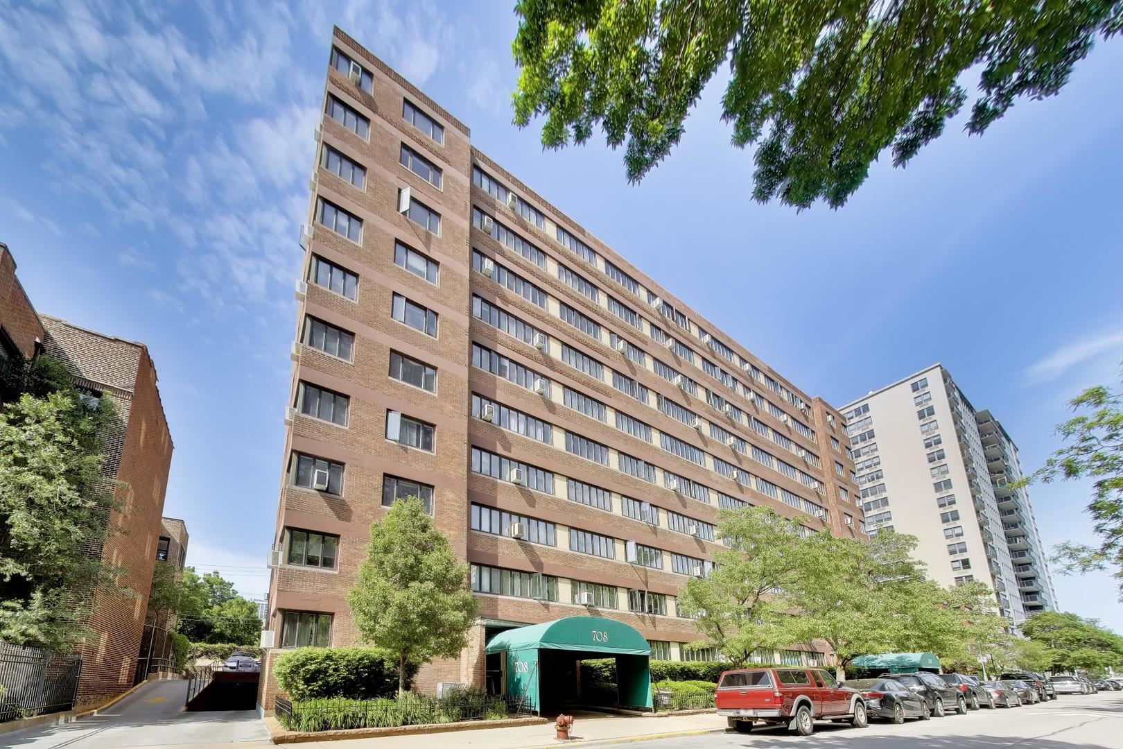 708 West Bittersweet Place Chicago IL 60613