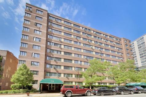 708 West Bittersweet Place Chicago IL 60613