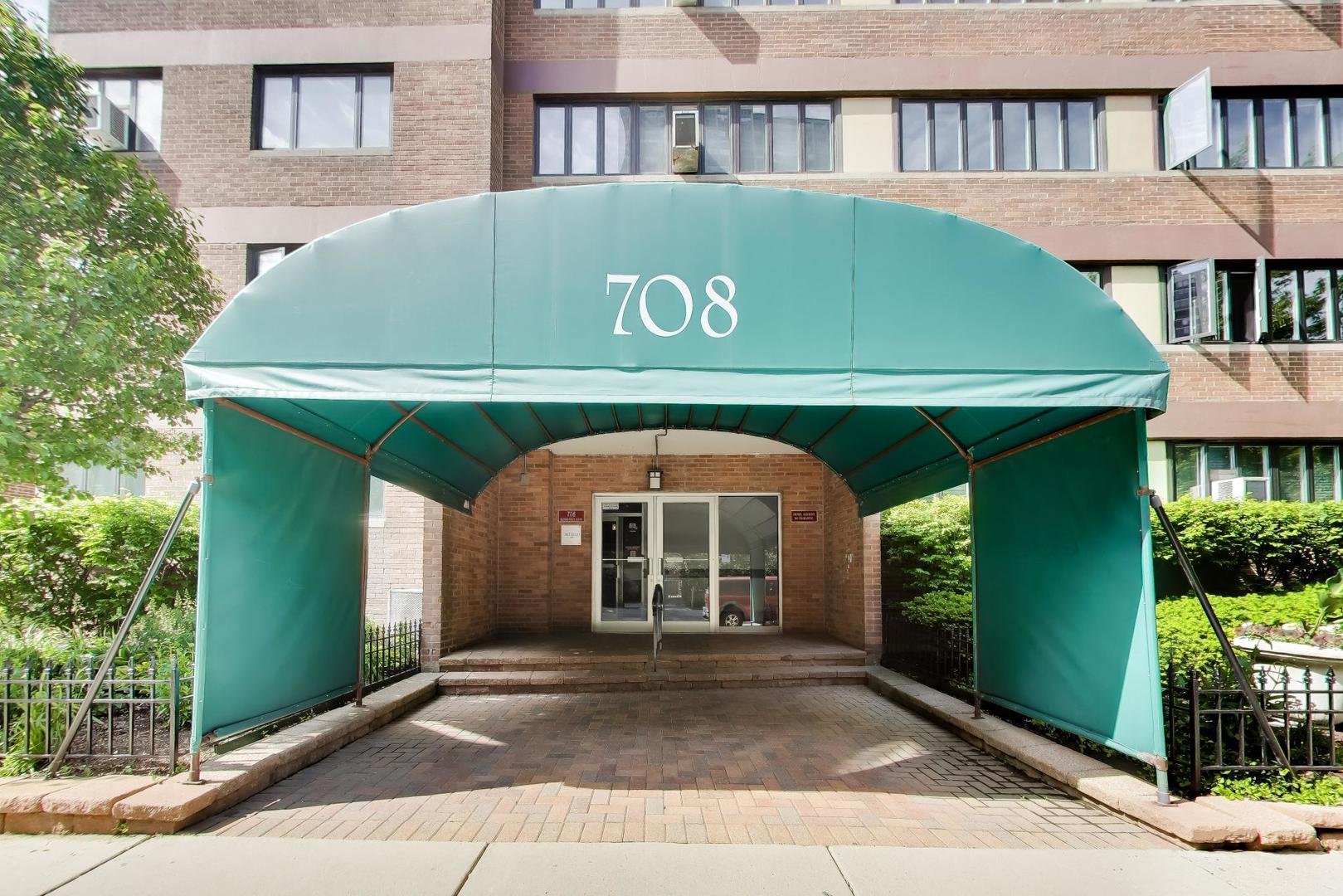 708 West Bittersweet Place Chicago IL 60613