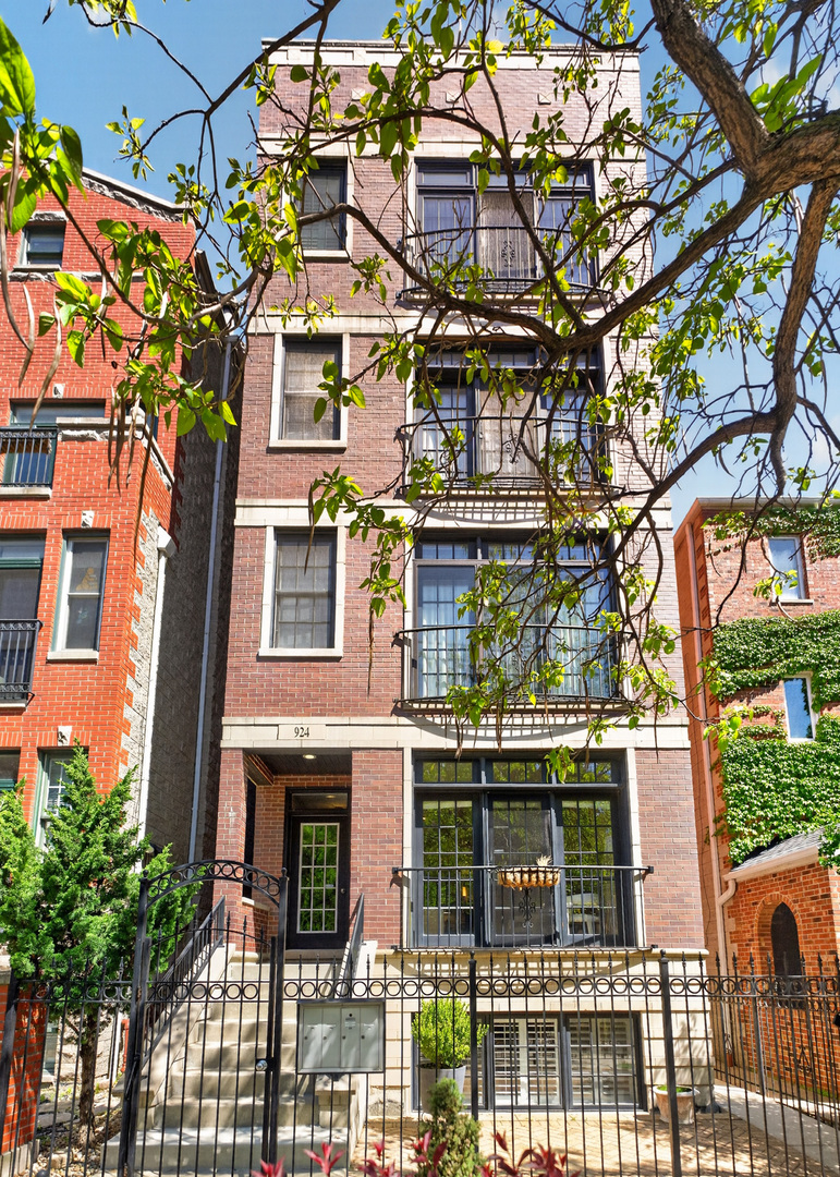 924 West Roscoe Street Chicago IL 60657