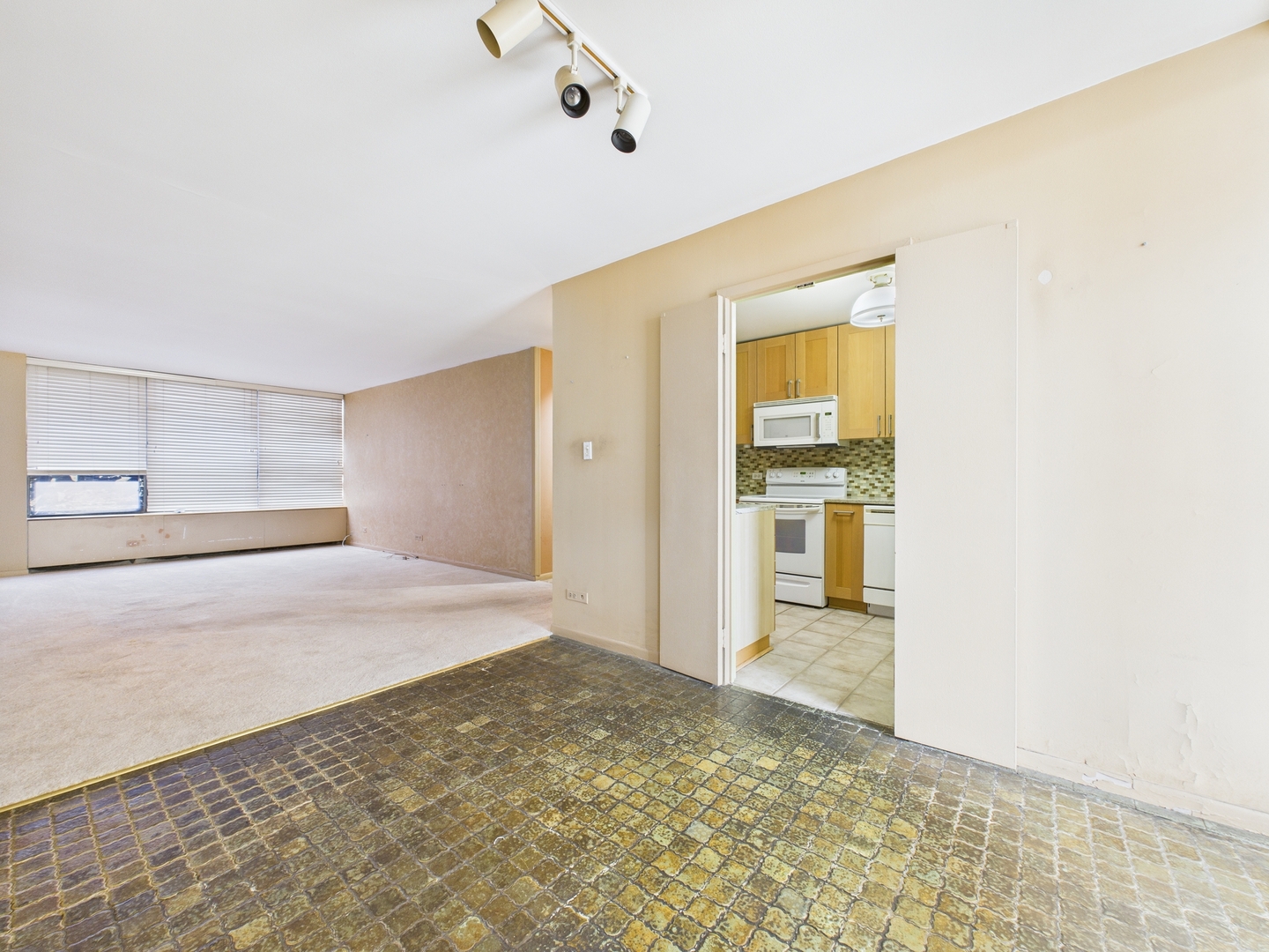 3930 North Pine Grove Avenue Chicago IL 60613