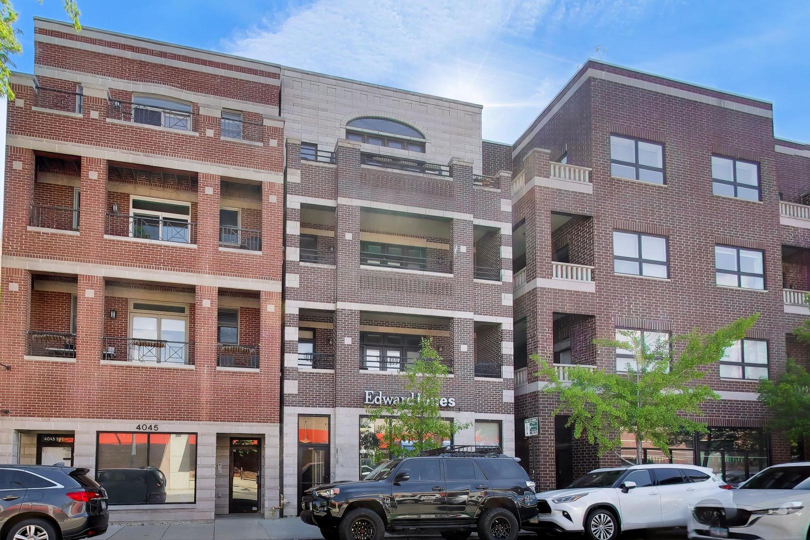 4043 North Damen Avenue Chicago IL 60618