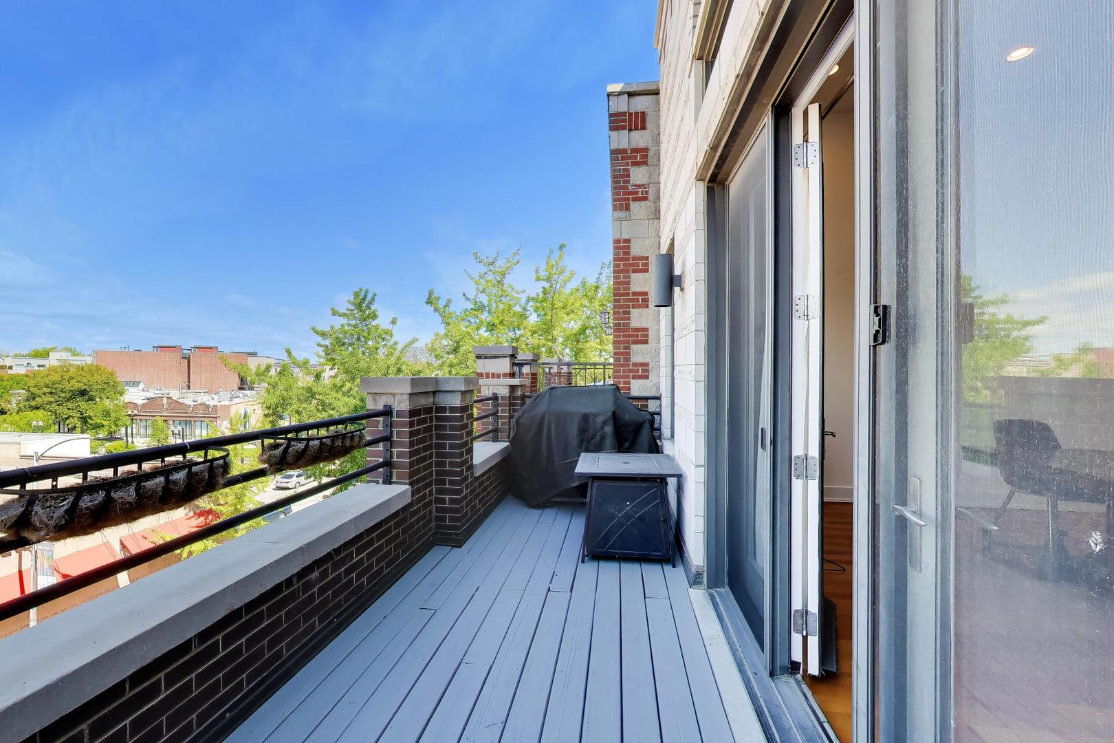 4043 North Damen Avenue Chicago IL 60618