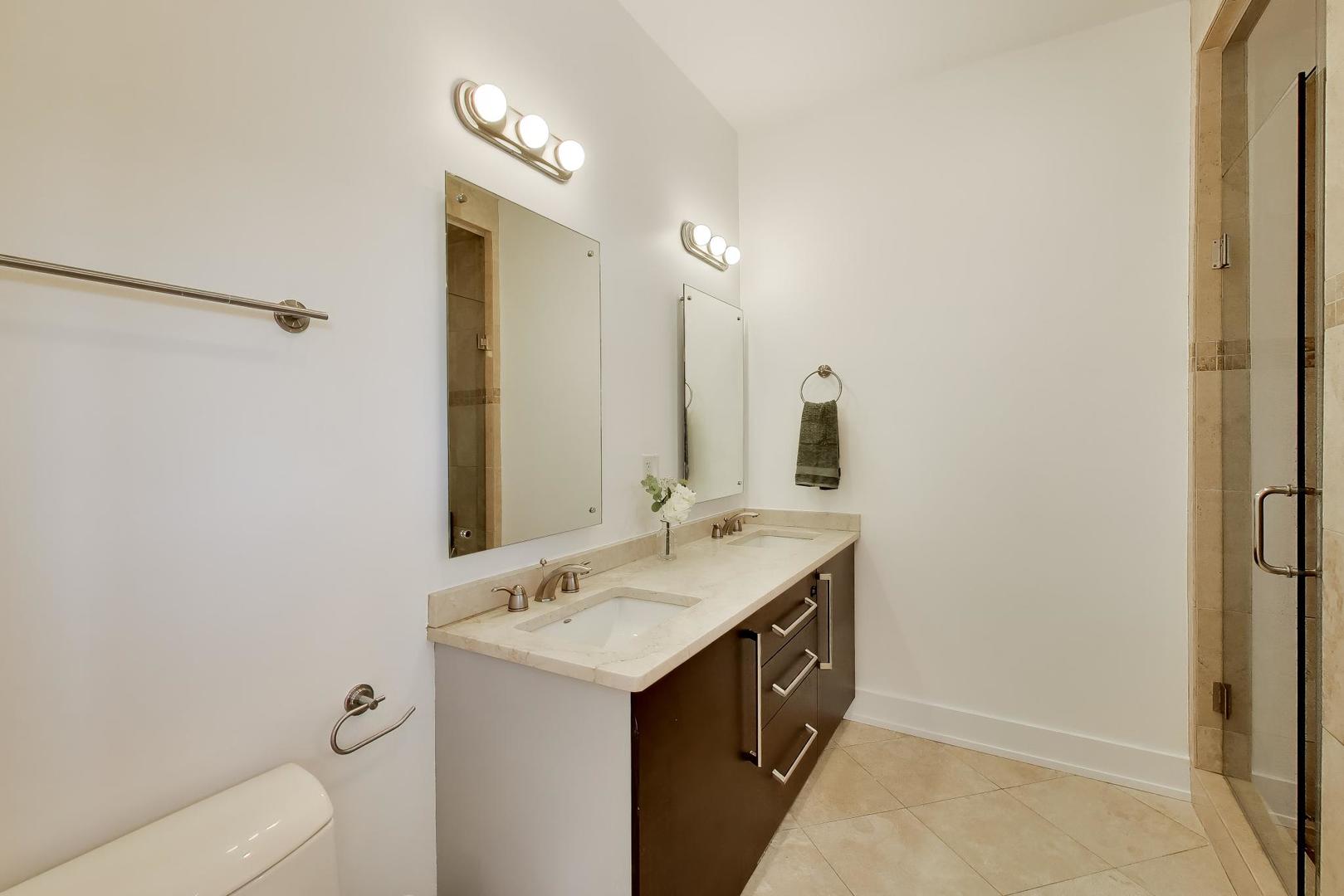 4043 North Damen Avenue Chicago IL 60618