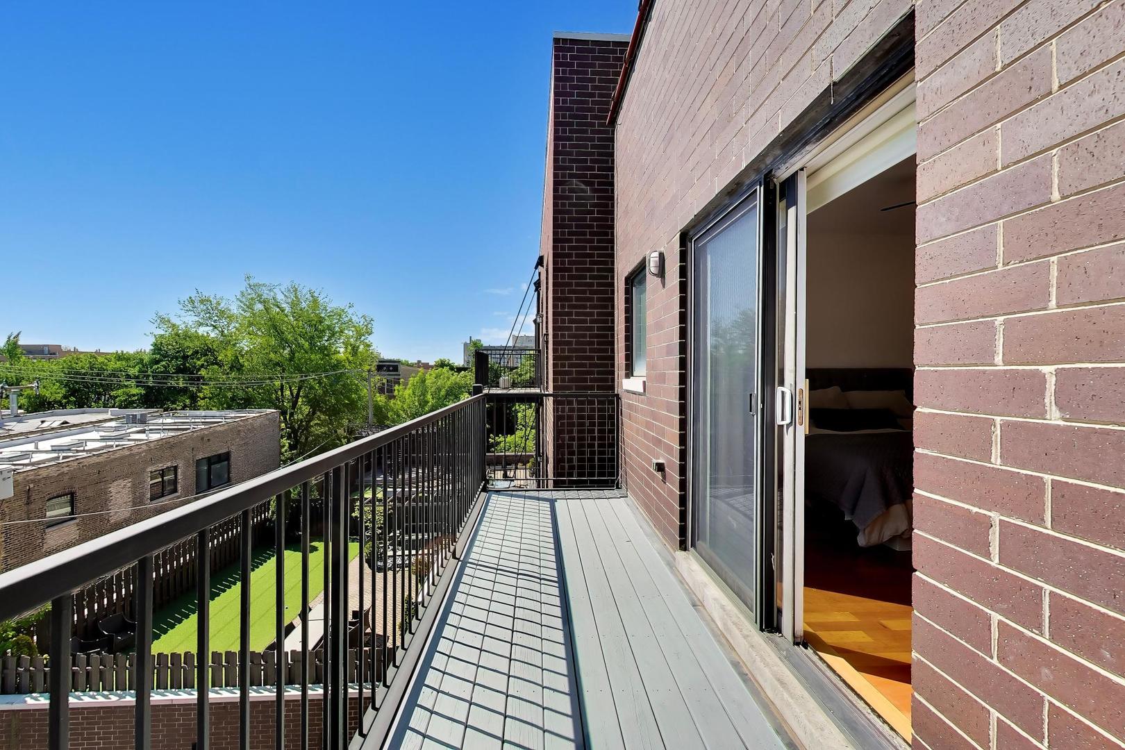 4043 North Damen Avenue Chicago IL 60618