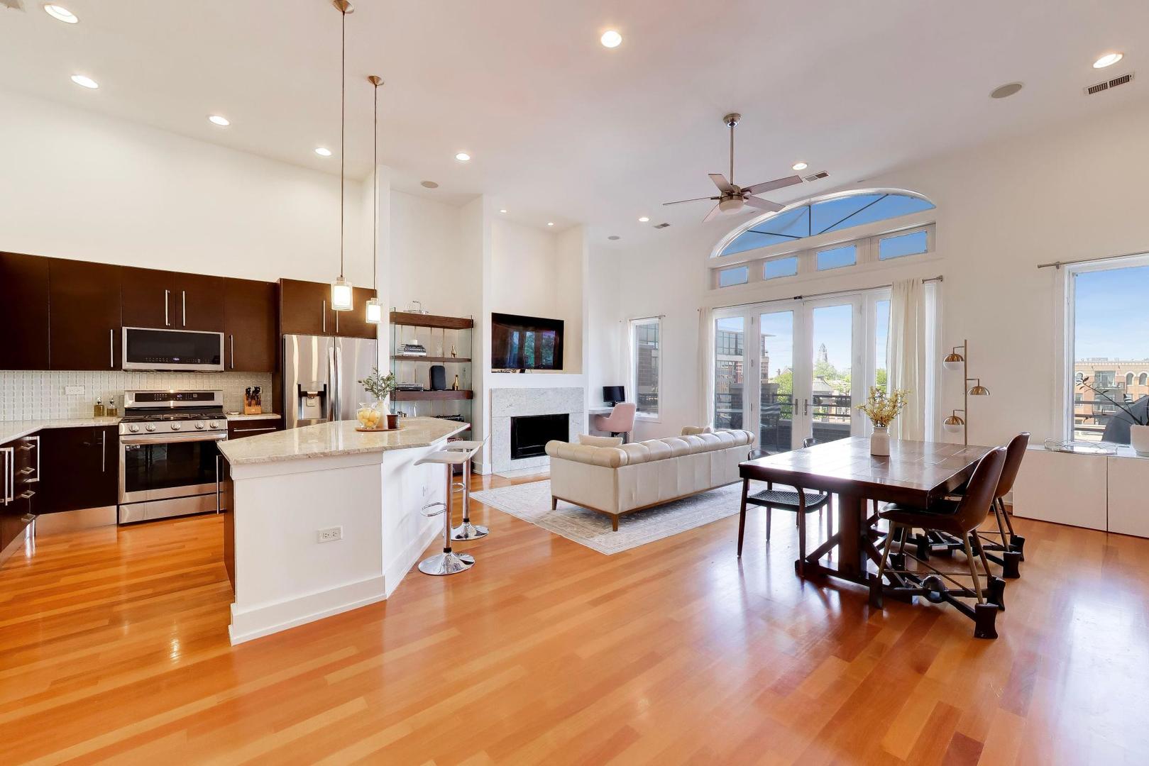 4043 North Damen Avenue Chicago IL 60618