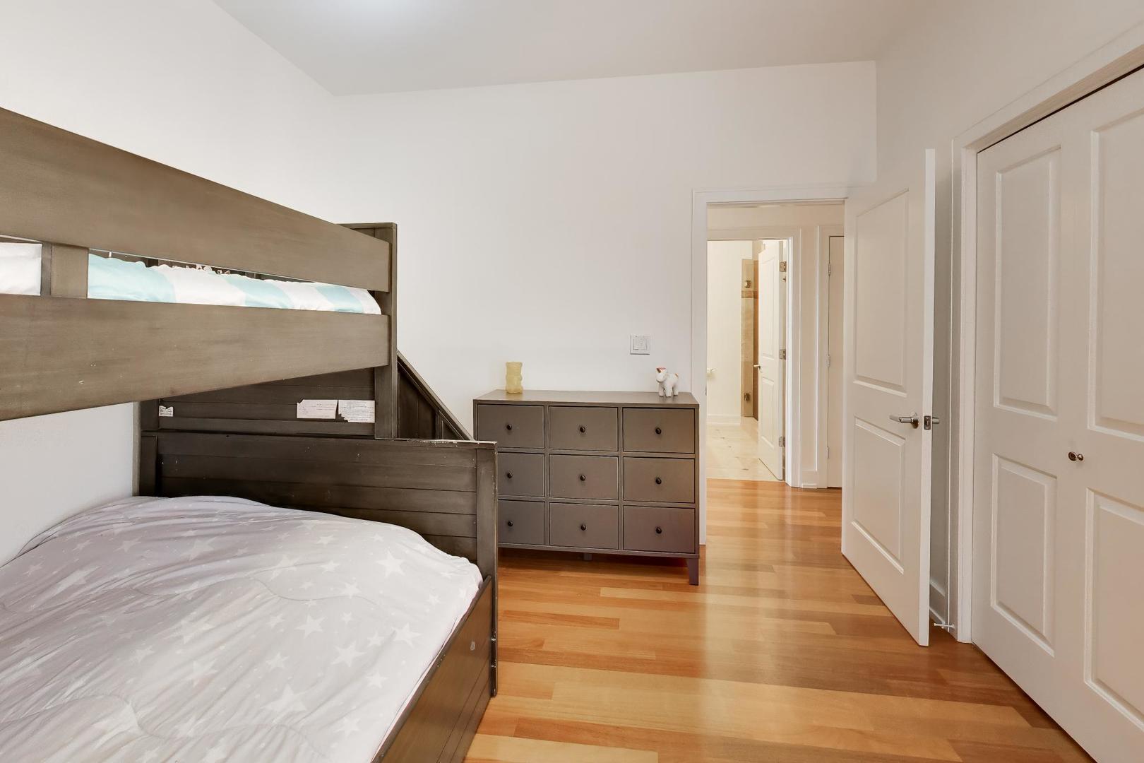 4043 North Damen Avenue Chicago IL 60618