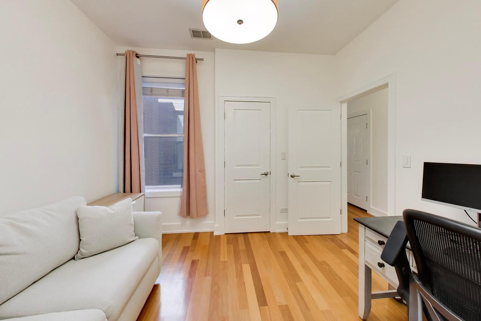 4043 North Damen Avenue Chicago IL 60618