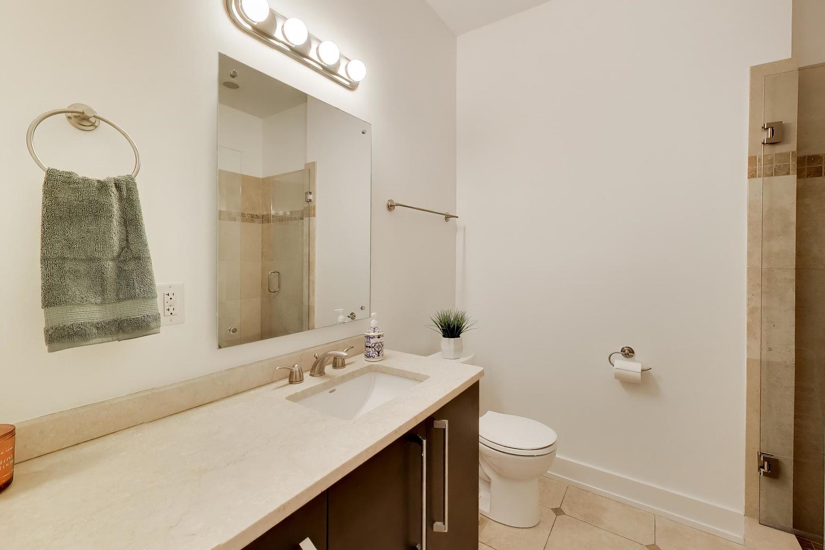 4043 North Damen Avenue Chicago IL 60618