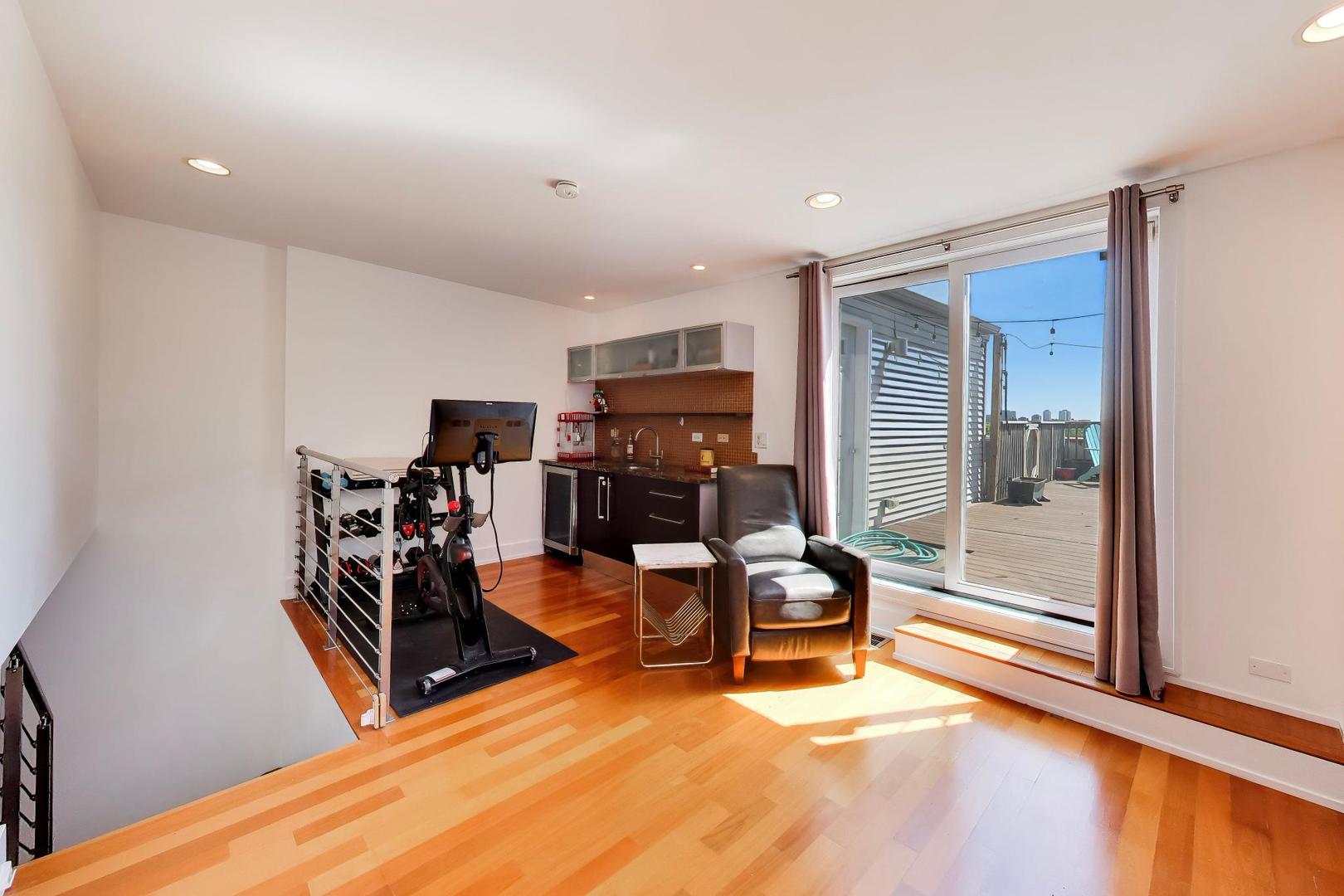4043 North Damen Avenue Chicago IL 60618