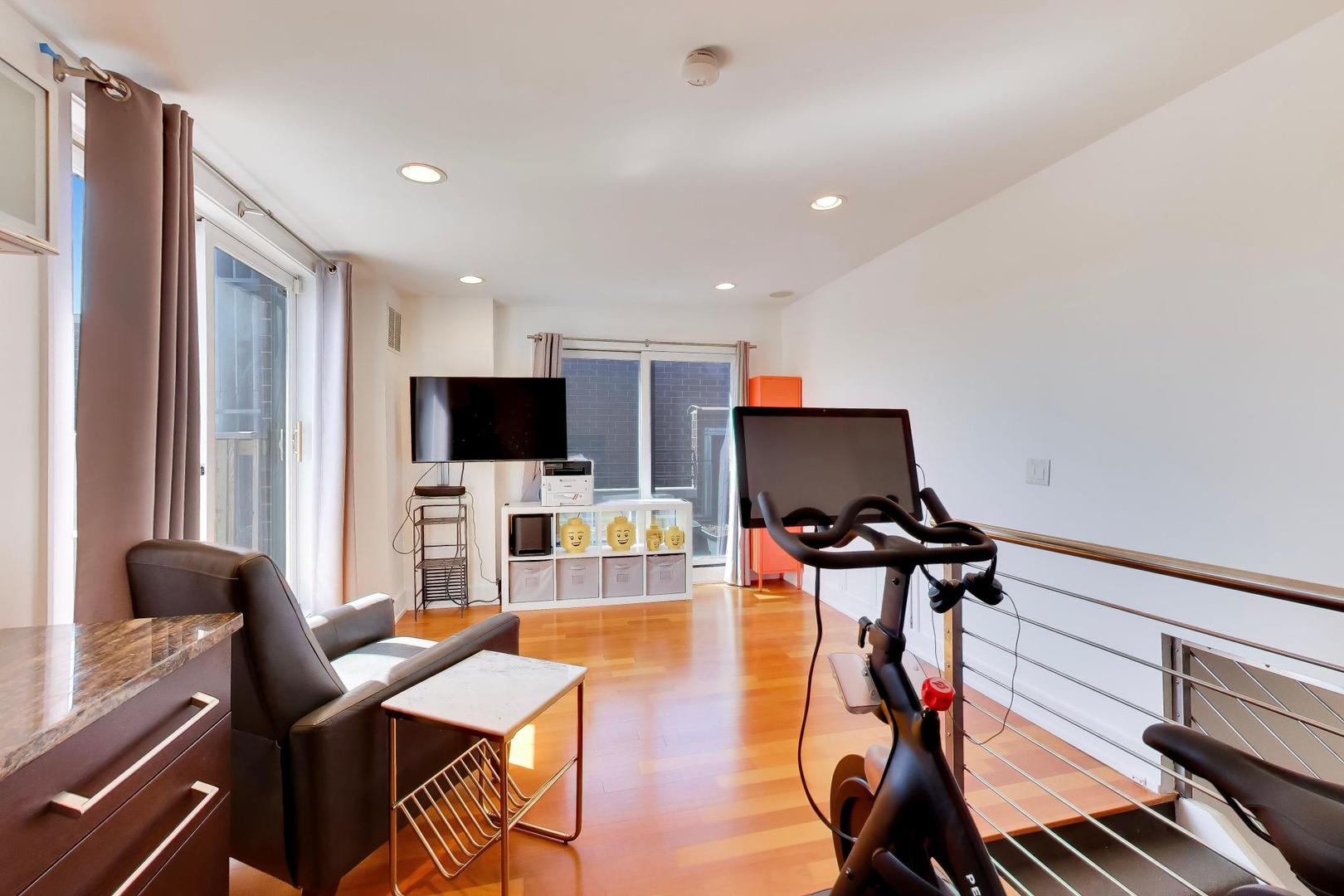 4043 North Damen Avenue Chicago IL 60618