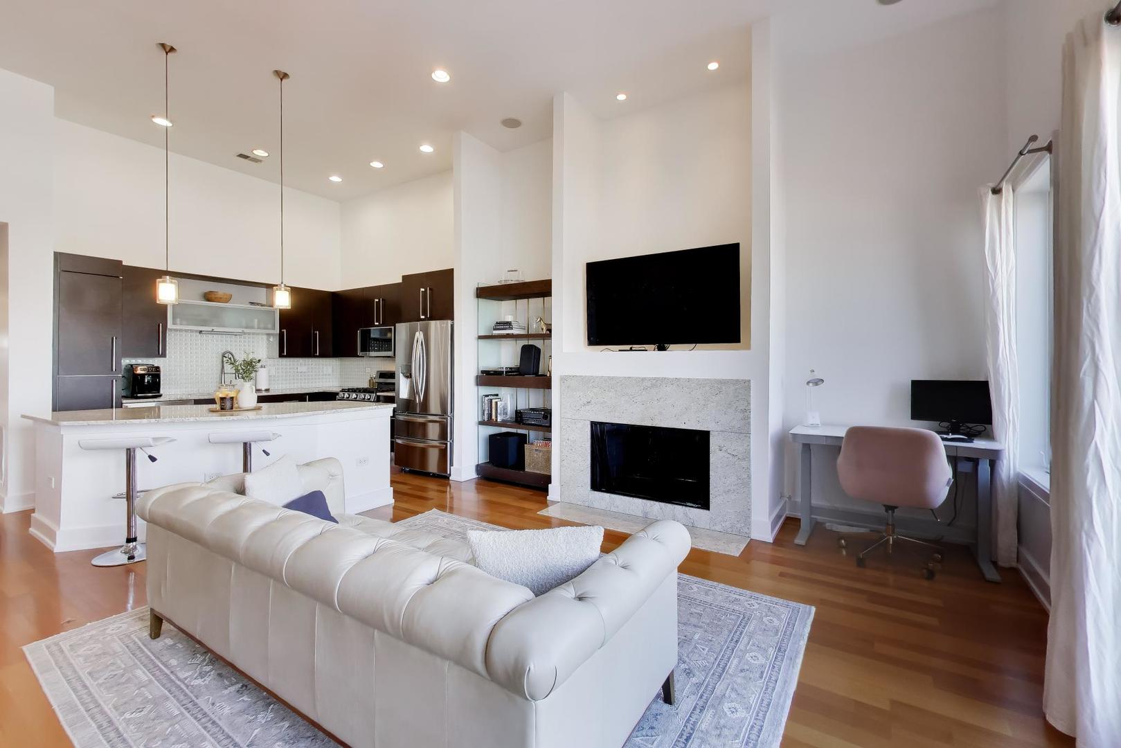4043 North Damen Avenue Chicago IL 60618
