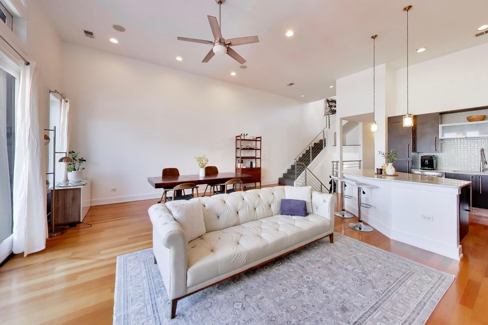 4043 North Damen Avenue Chicago IL 60618