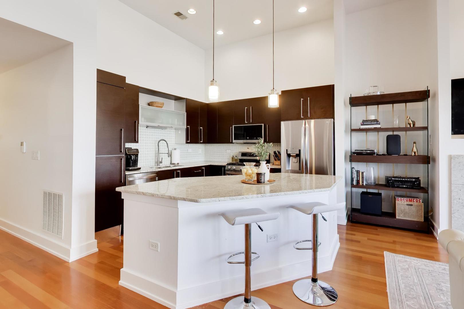 4043 North Damen Avenue Chicago IL 60618