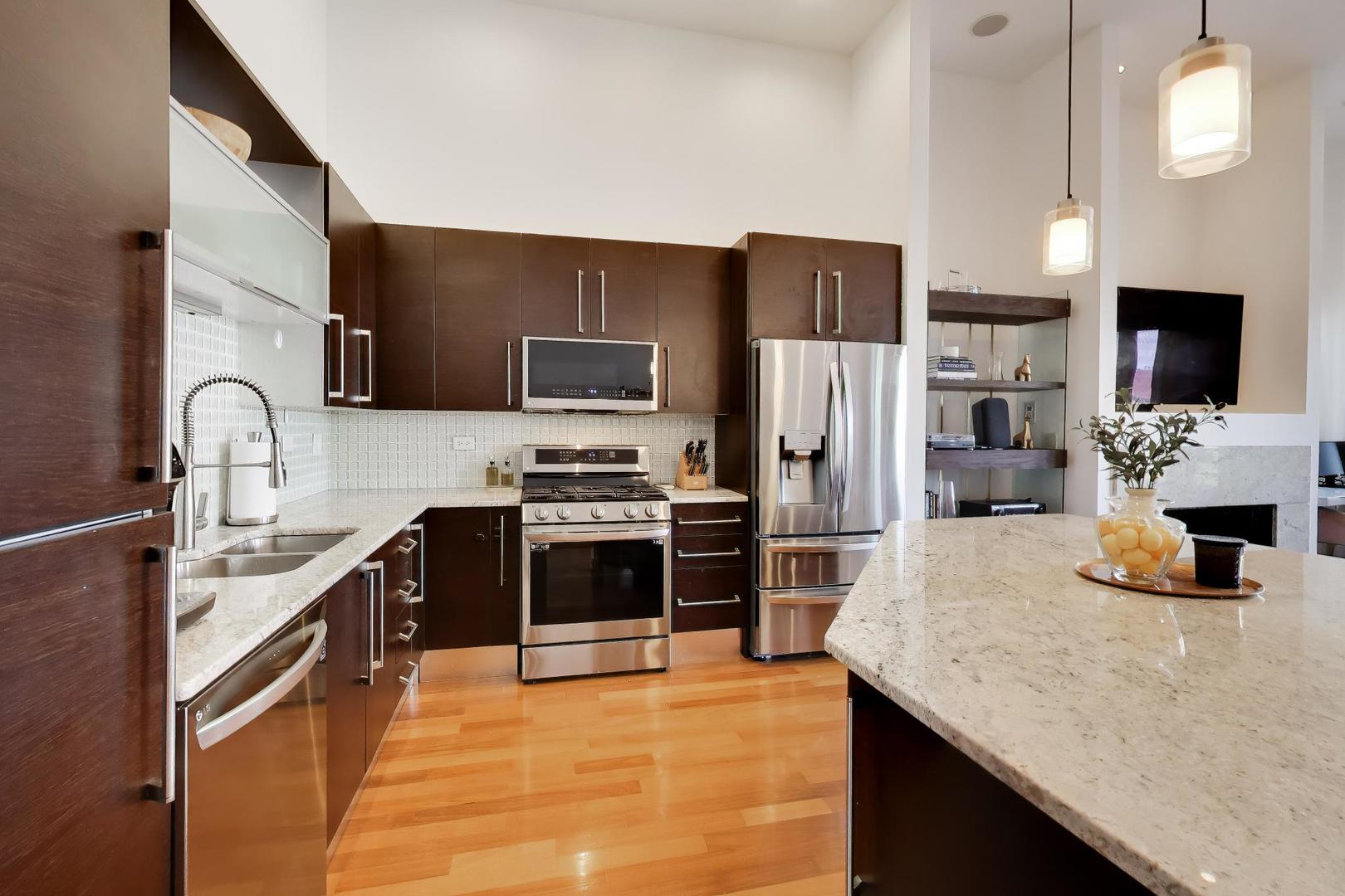4043 North Damen Avenue Chicago IL 60618
