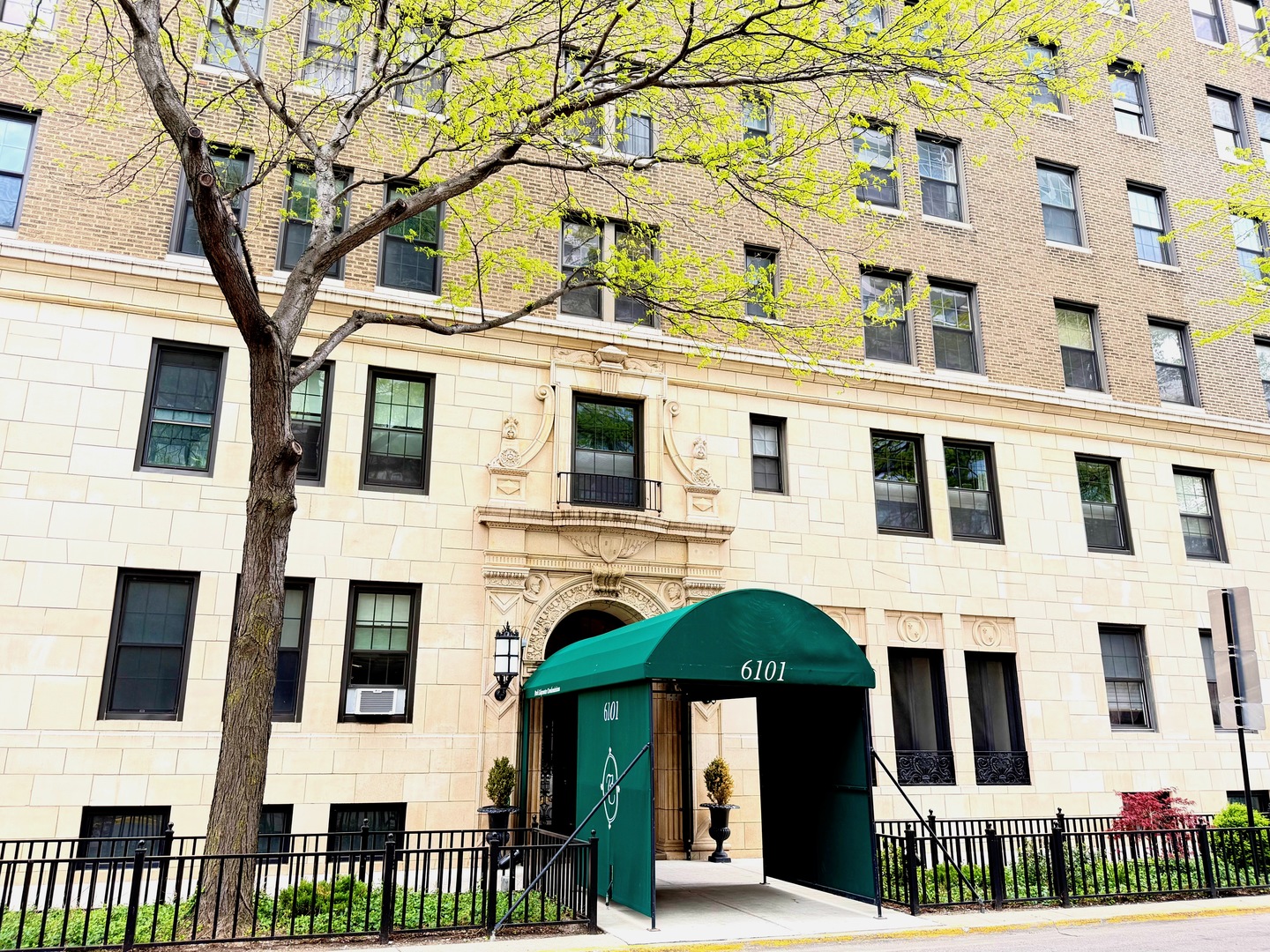 6101 North Sheridan Road Chicago IL 60660