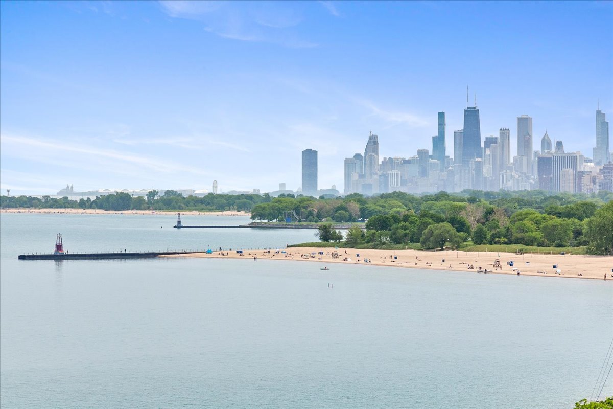 6301 North Sheridan Road Chicago IL 60660