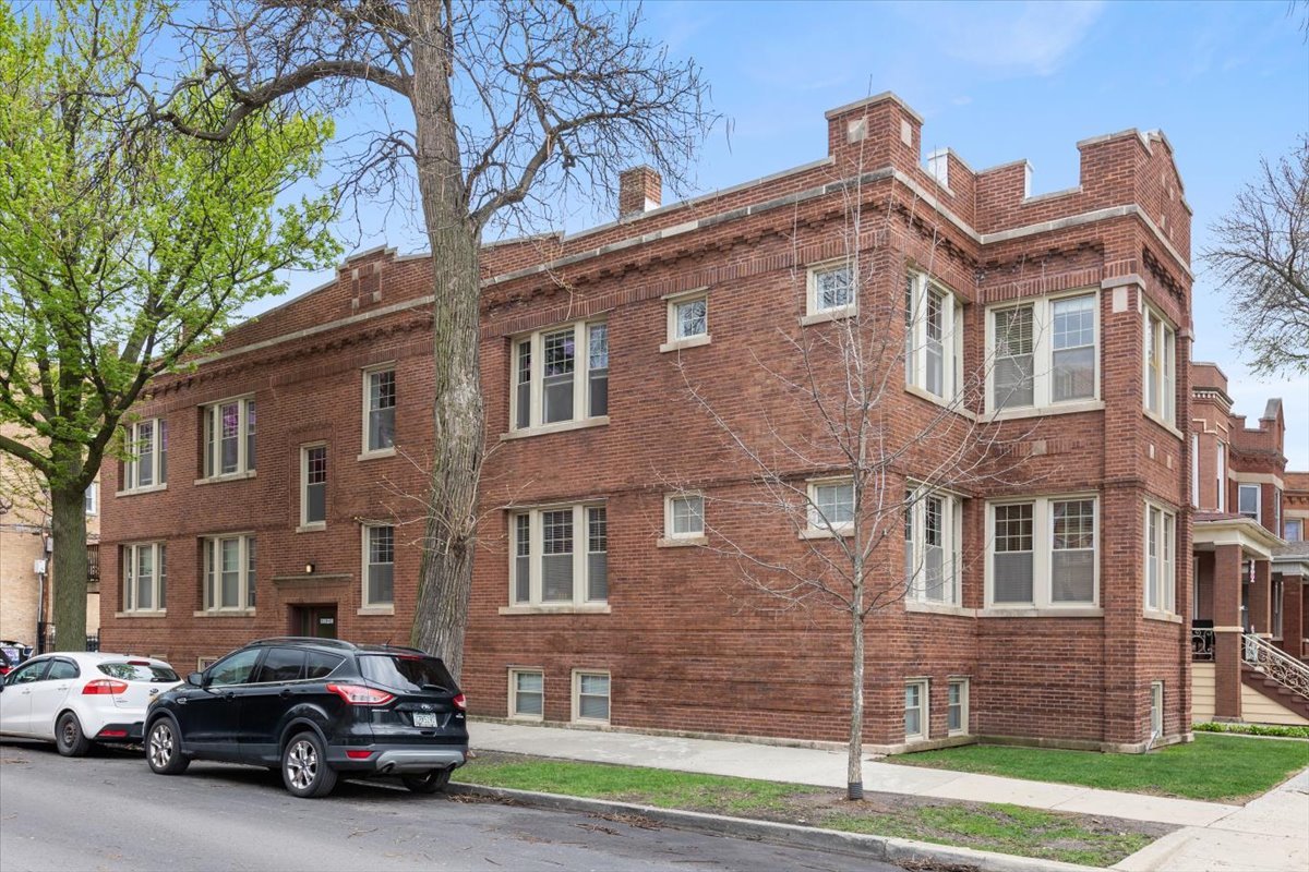 3121 West Belle Plaine Avenue Chicago IL 60618