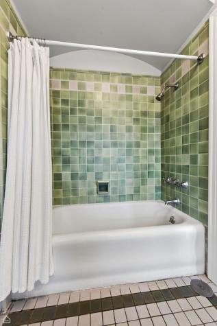 2060 West Farwell Avenue Chicago IL 60645