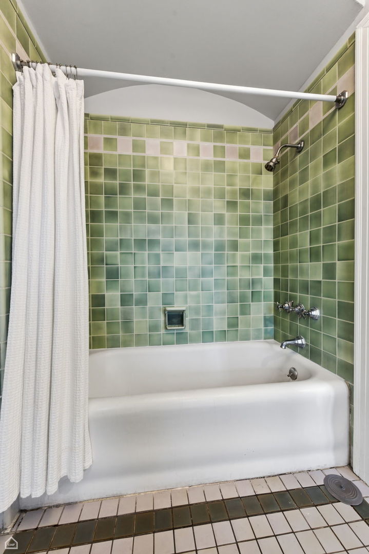 2060 West Farwell Avenue Chicago IL 60645