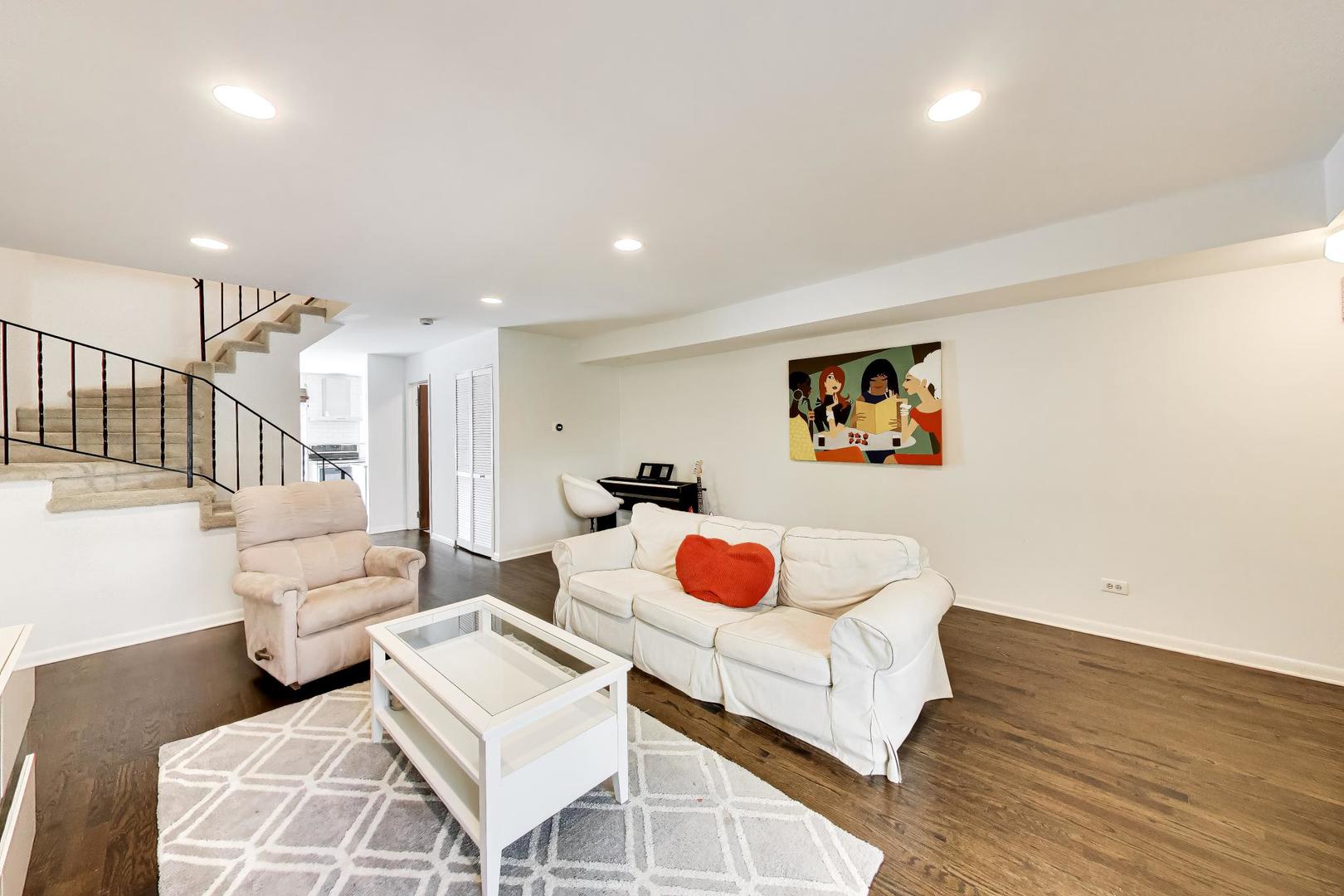 1623 West Belle Plaine Avenue Chicago IL 60613