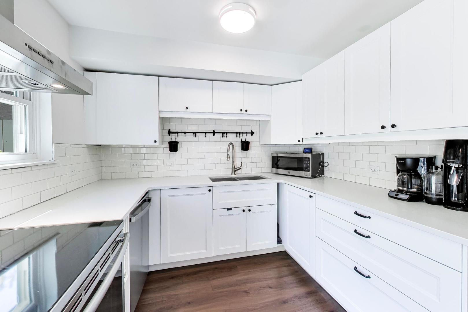 1623 West Belle Plaine Avenue Chicago IL 60613