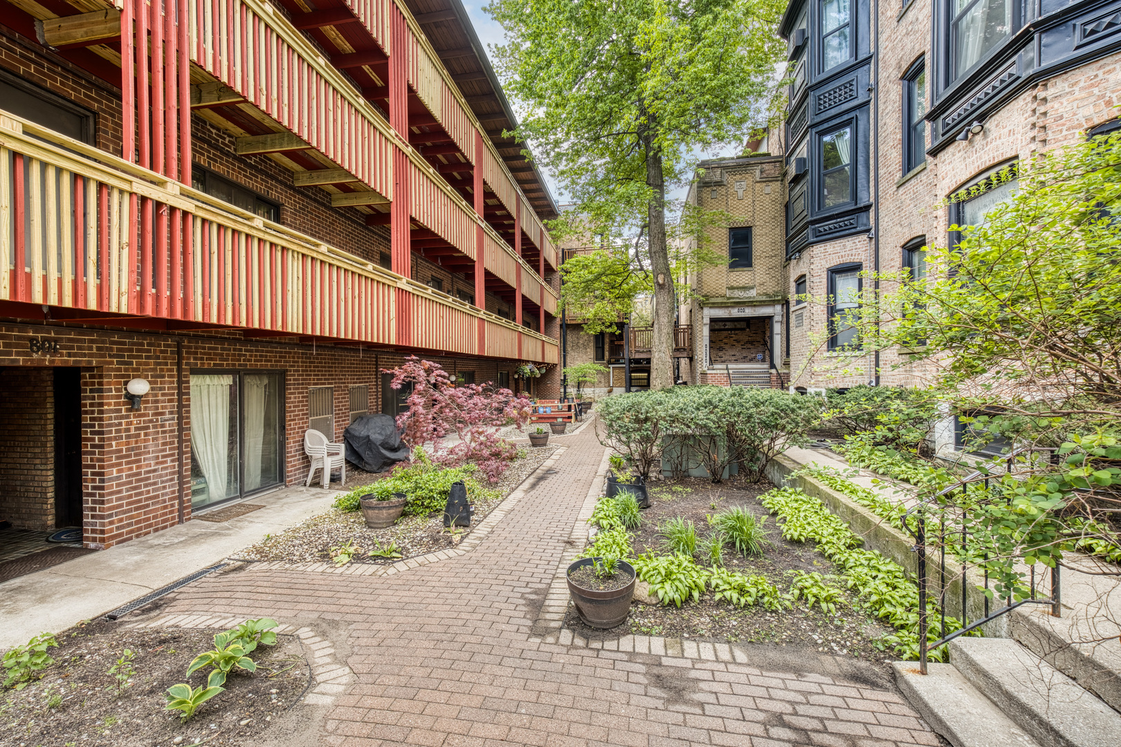 801 West Oakdale Avenue Chicago IL 60657