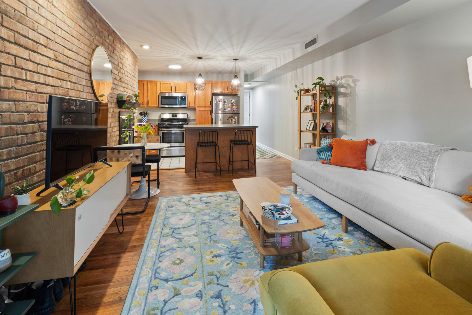 801 West Oakdale Avenue Chicago IL 60657