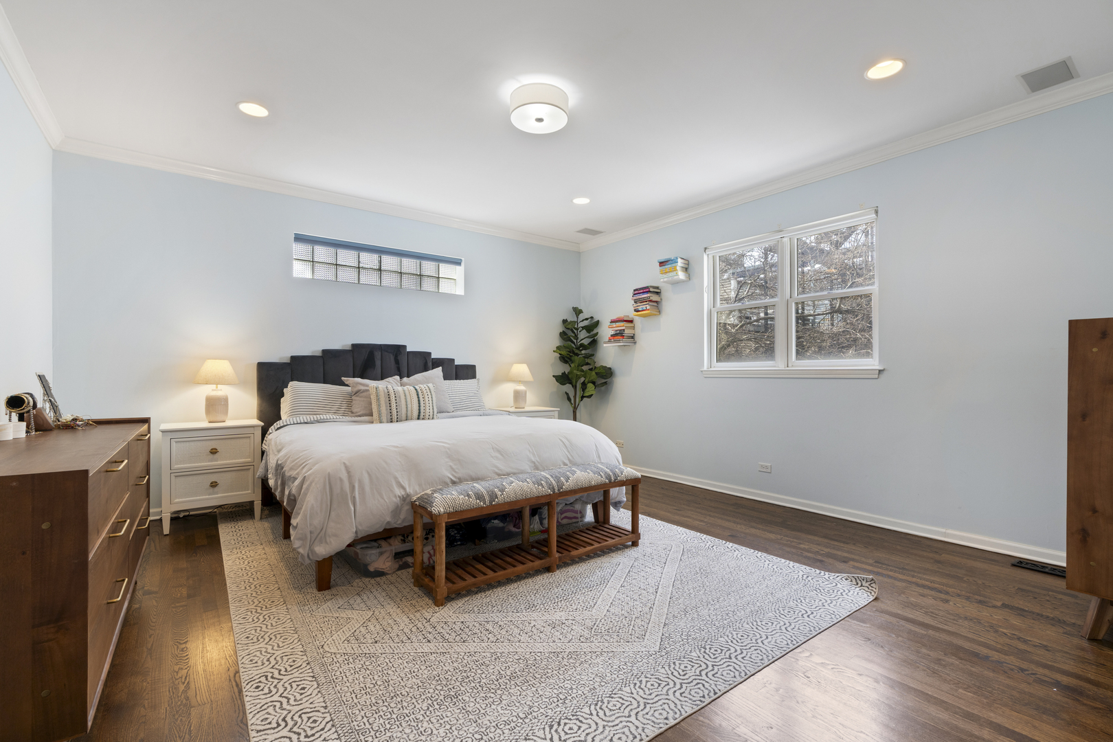 853 West Roscoe Street Chicago IL 60657