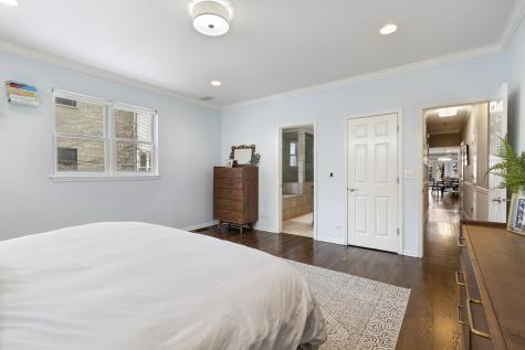 853 West Roscoe Street Chicago IL 60657