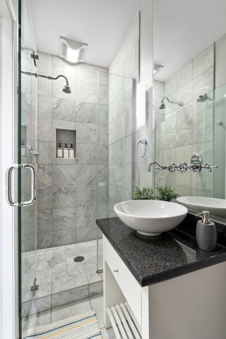 853 West Roscoe Street Chicago IL 60657