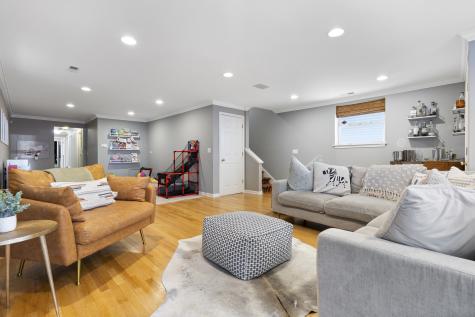 853 West Roscoe Street Chicago IL 60657