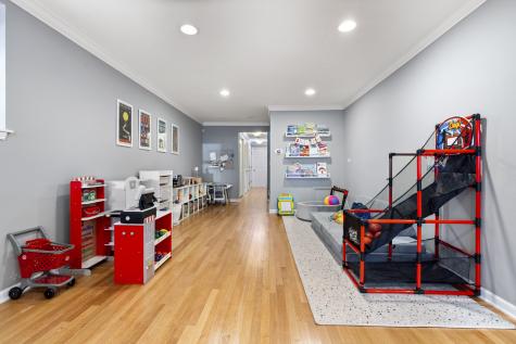 853 West Roscoe Street Chicago IL 60657
