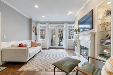 853 West Roscoe Street Chicago IL 60657